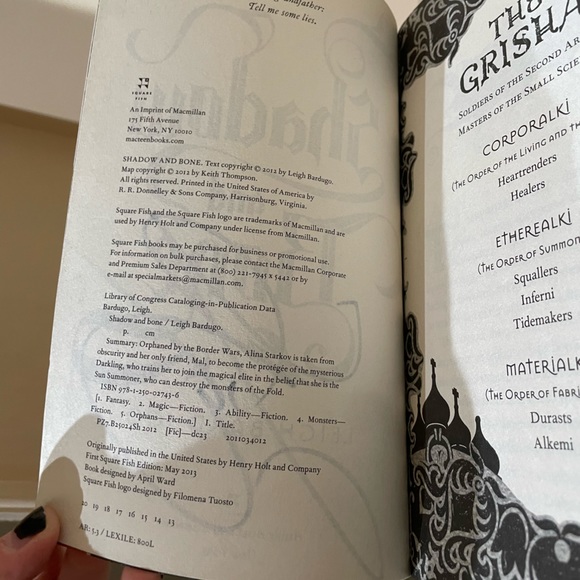 Shadow and Bone (The Grisha Trilogy) Leigh Bardugo - signed paperback copy - Picture 3 of 4